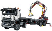 Tato sada LEGO Technik obsahuje motor i nový hydraulický systém